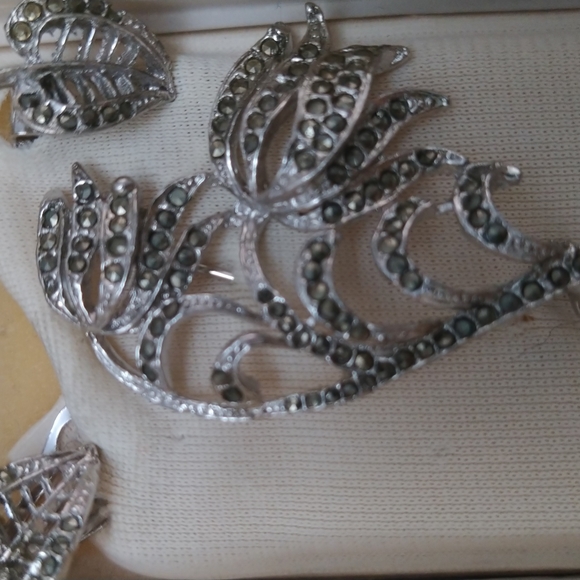 SET OF VINTAGE RHODIUM PLATED REAL MARCASITE EARRINGS AND BROOCH. - Picture 2 of 2